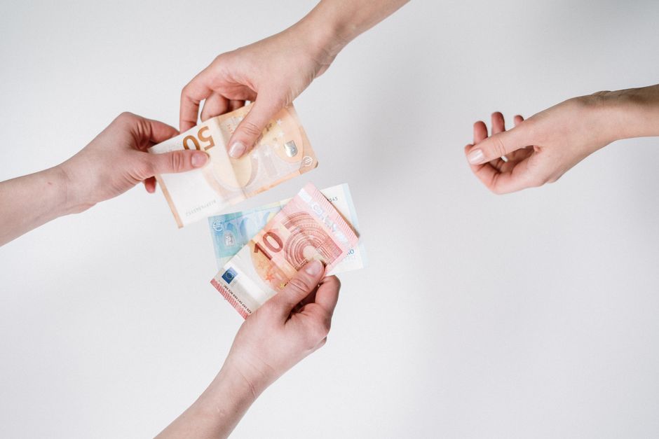 How Invoice Factoring Helps Small Businesses Get Cash Fast